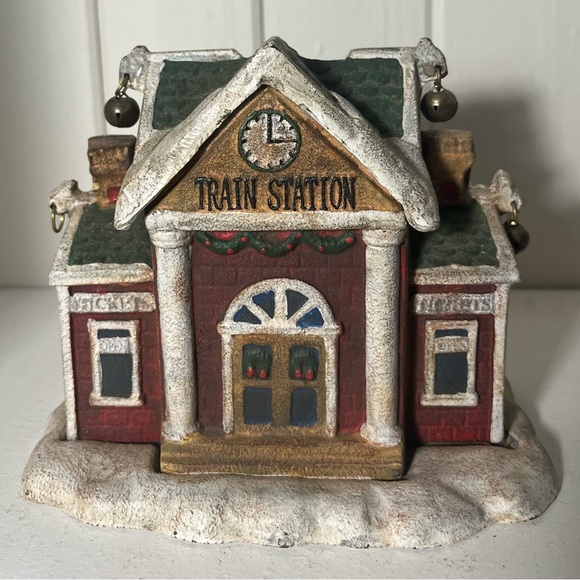 Cast iron Christmas 🎄 village banks - Picture 2 of 13